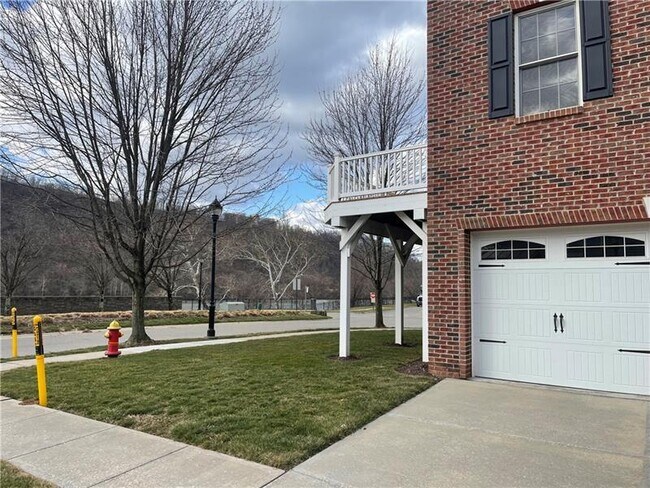 Building Photo - 698 Arbor Ct