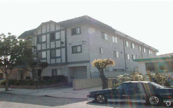Building Photo - 4016 W. 137th St.