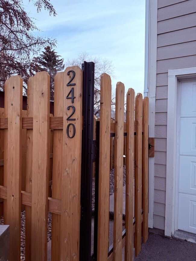 Foto del edificio - 2418-2420 Ernest