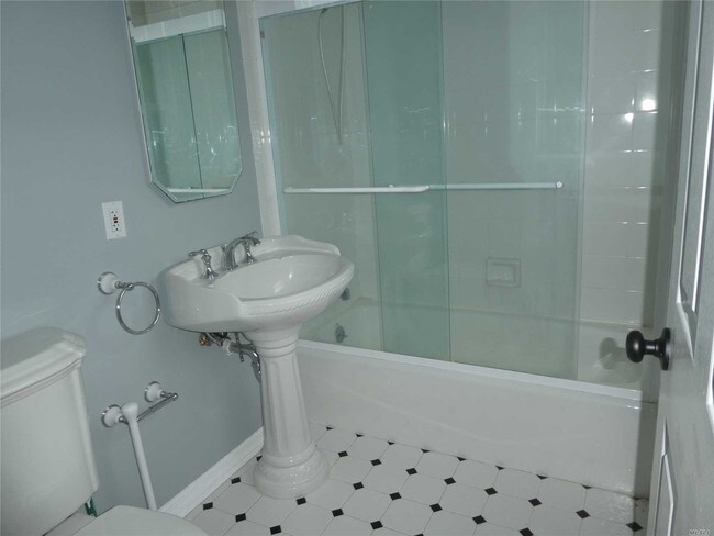 Building Photo - 388 Oyster Bay Road