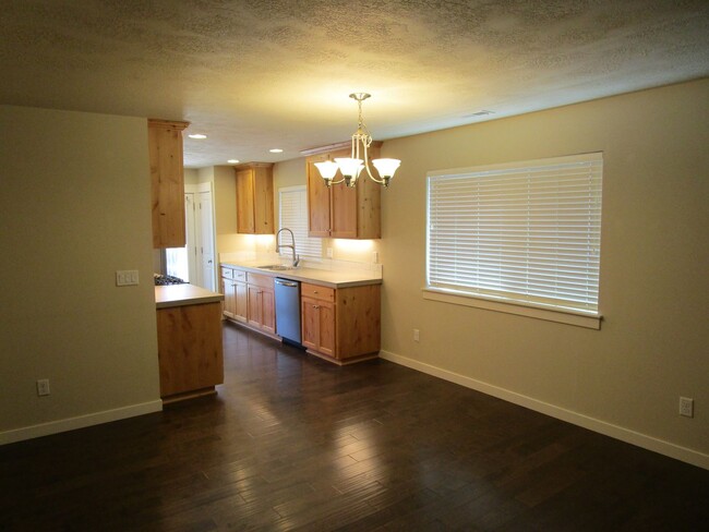 Building Photo - 3 Bedroom, 2 Bathroom Home with Ample Sola...