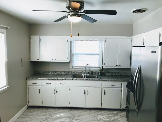 Foto del edificio - 8114-16 W Hampton Ave