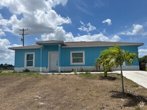 Building Photo - 3000 Sunshine Blvd S