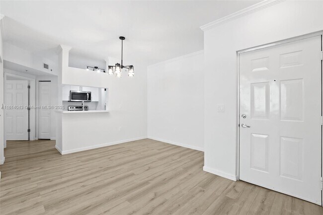 Foto del edificio - 17145 N Bay Rd