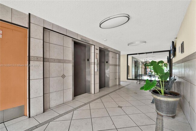 Foto del edificio - 9688 Fontainebleau Blvd