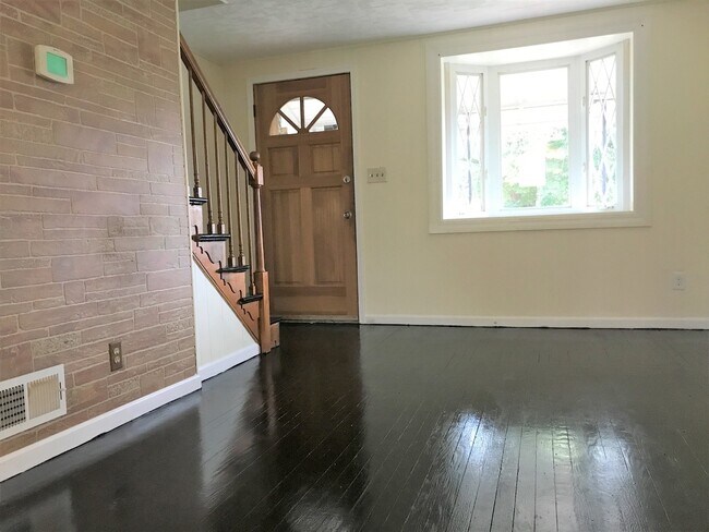 Building Photo - 3 Bedroom Townhome in Morrell Park - Finis...