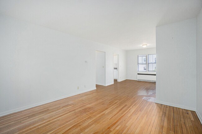 Building Photo - 2025 Bronson Blvd