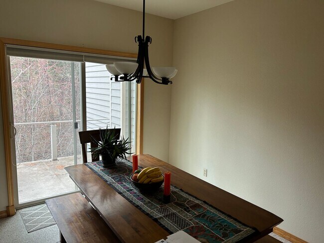 Foto del edificio - 3 bedroom home with deck views of the lake and mountains in Lakeside!