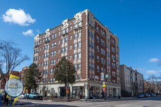 Building Photo - 6930 N Greenview Ave