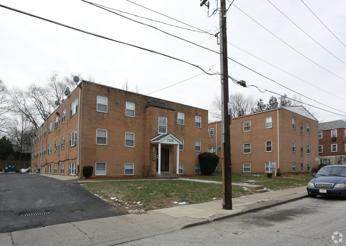 Primary Photo - Crestwood Apartments