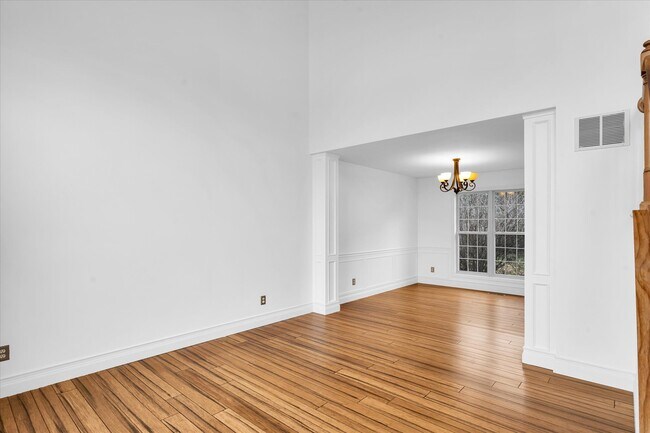 Building Photo - 506 E Tomaras Ave