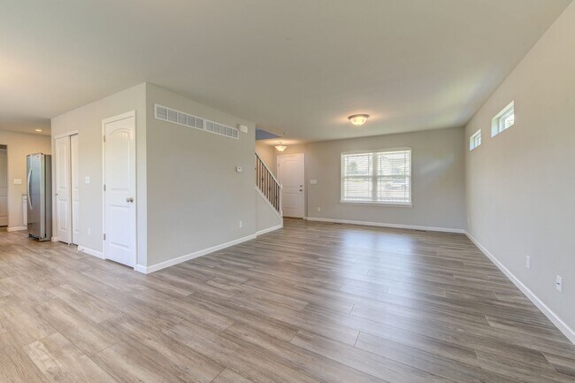 Foto del edificio - Beautifully Custom Crafted 2-Story Home 3 ...
