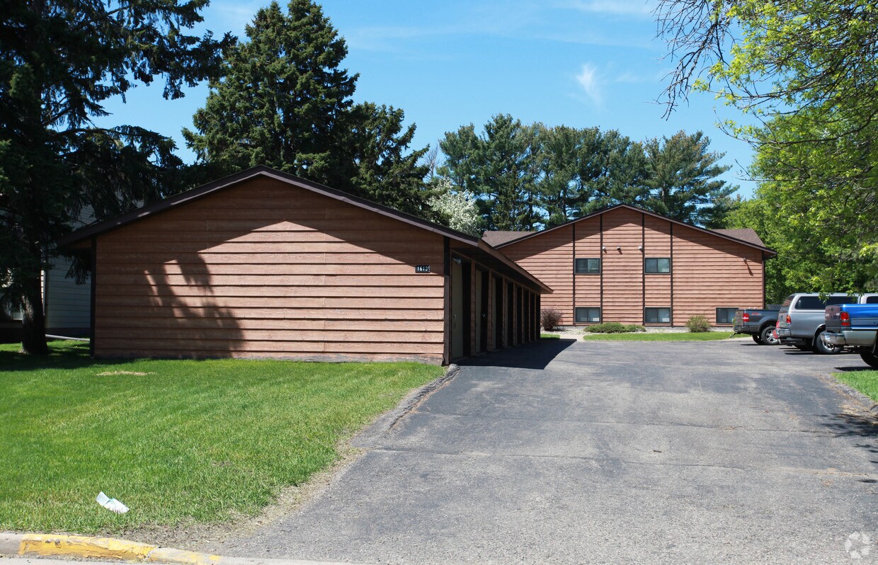Building Photo - 1613 Pinewood Ln