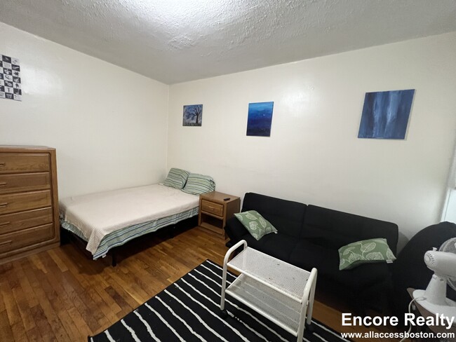 Building Photo - 364 Riverway