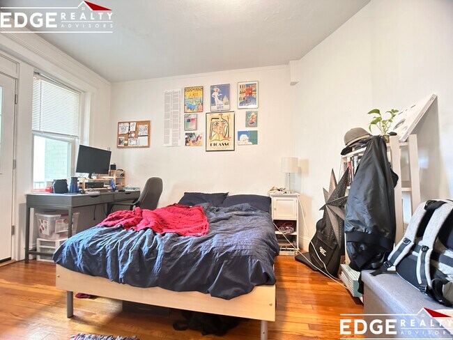 Building Photo - 264 Kelton St