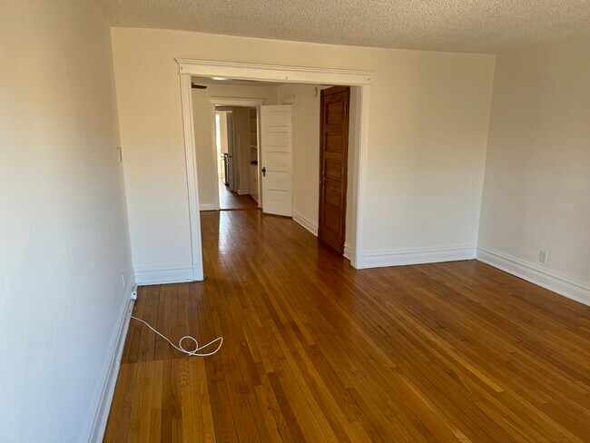 Sala de estar con vista al comedor - 1333 W Foster Ave