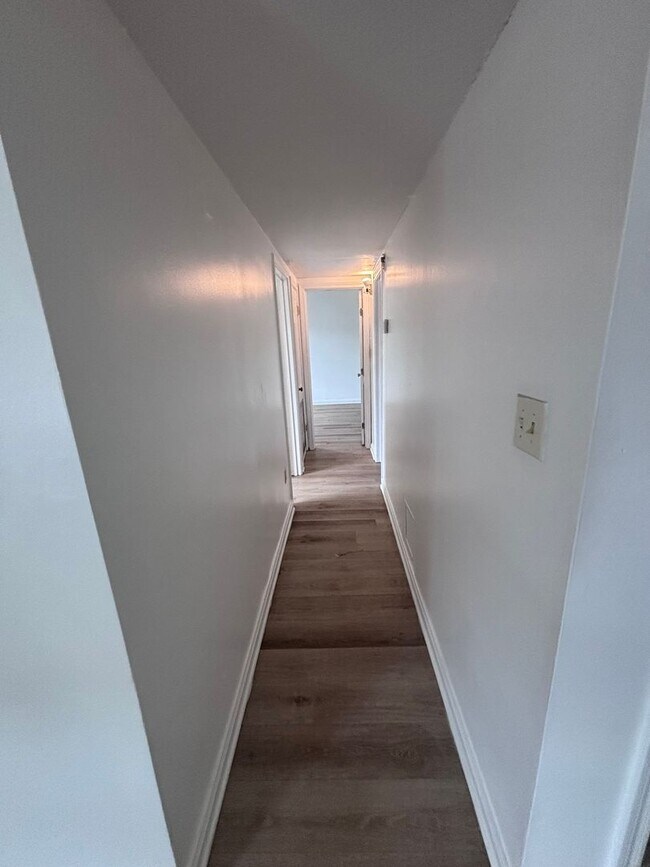 Building Photo - 2 Bedroom, 1 Bathroom Apartment is NOW Ava...