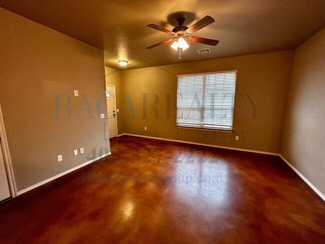 Foto del edificio - 3BR 2BA duplex with 2 car garage!!