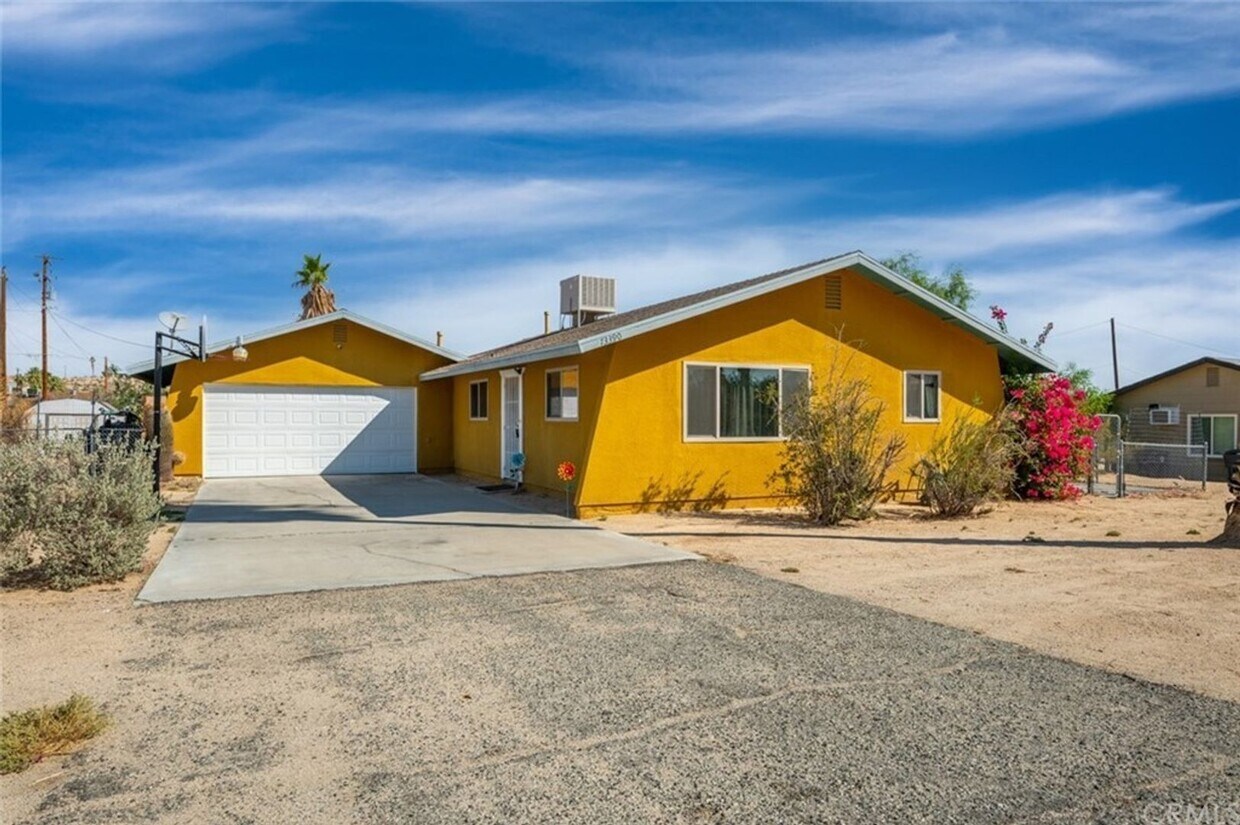 Primary Photo - Large 4 Bedroom Home Central 29 Palms