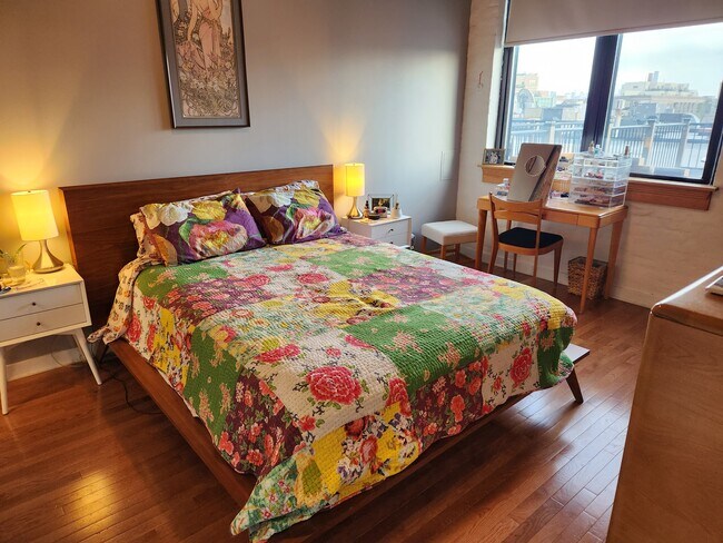 Aéreo - 1601 W School St