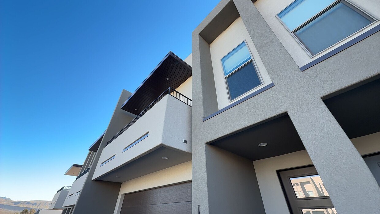Foto del edificio - Stunning Dog Friendly 4 Bedroom 2.5 Townhome!
