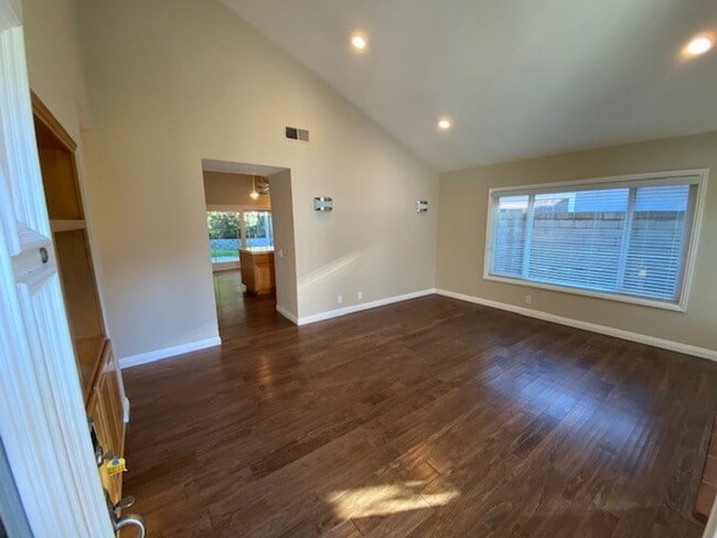 Building Photo - 3 Bedroom 2 Bath Home,
