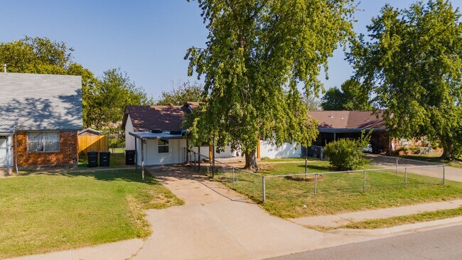 Foto del edificio - Stylish 4-Bedroom Home in Moore with Moder...