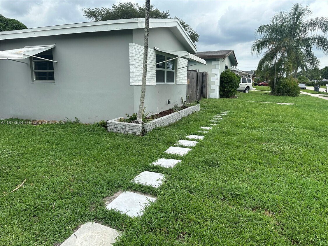 Foto principal - 6501 Scott St