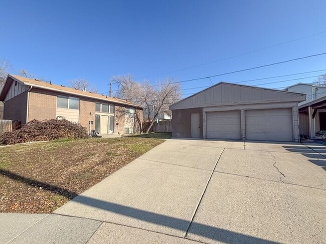 Cozy 2BR 1BA Home w/ Fireplace + 1 Car Garage + Fenced Yard in Sugar House - Cozy 2BR 1BA Home w/ Fireplace + 1 Car Garage + Fenced Yard in Sugar House