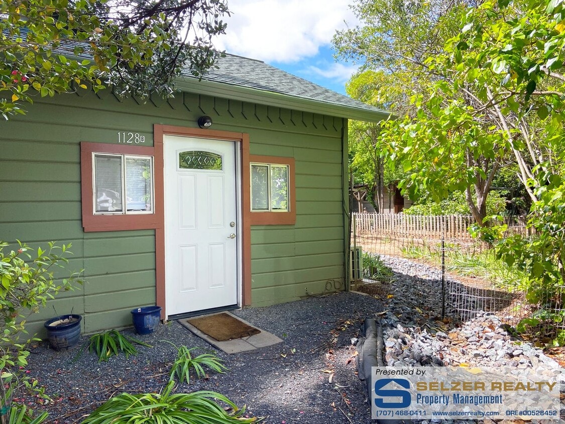 Primary Photo - Cozy studio duplex unit on the Westside wi...