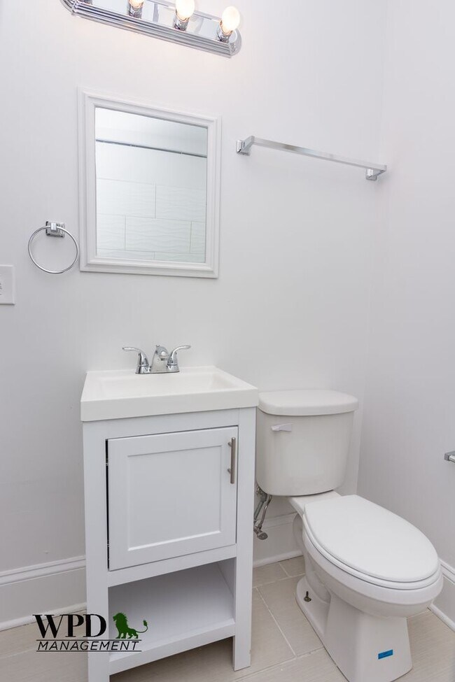 Foto del edificio - 943 W 78th St