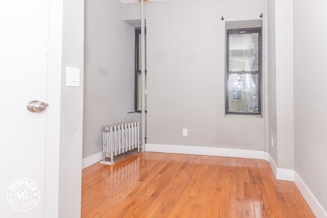 Building Photo - 367 S 5th St