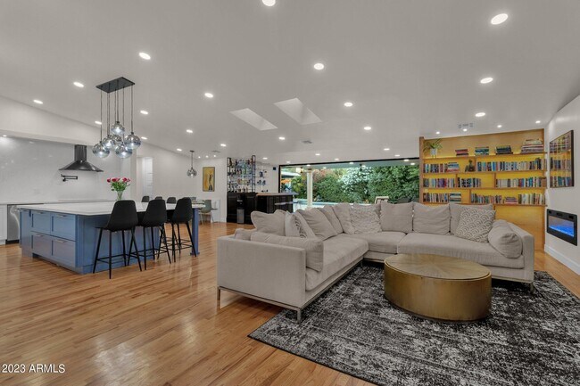 Foto del edificio - 8117 E Del Barquero Dr