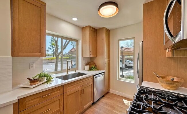Building Photo - Stunning corner-unit condo in prime West M...