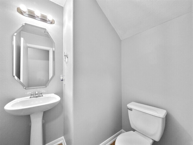 Building Photo - 835 Forest Ivy Ln