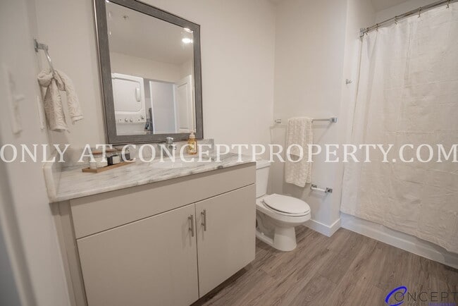 Building Photo - Luxury Apartment in Newpark Plaza!