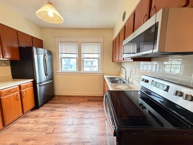 Building Photo - 144 Lovering Ave