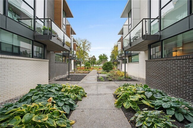 Foto del edificio - 9525 Lake Ave