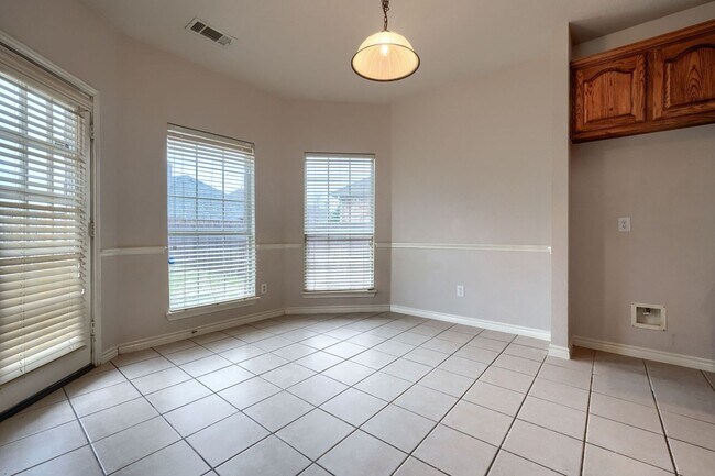 Foto del edificio - Stunning 5-Bedroom Home with Spacious Back...