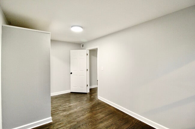 Building Photo - 3338 W Bryn Mawr Ave