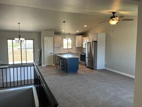 Building Photo - 652 Valor Ct