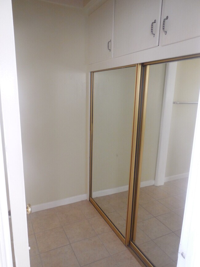 Walkthru Closet to bathroom - 522 Clubhouse Ave
