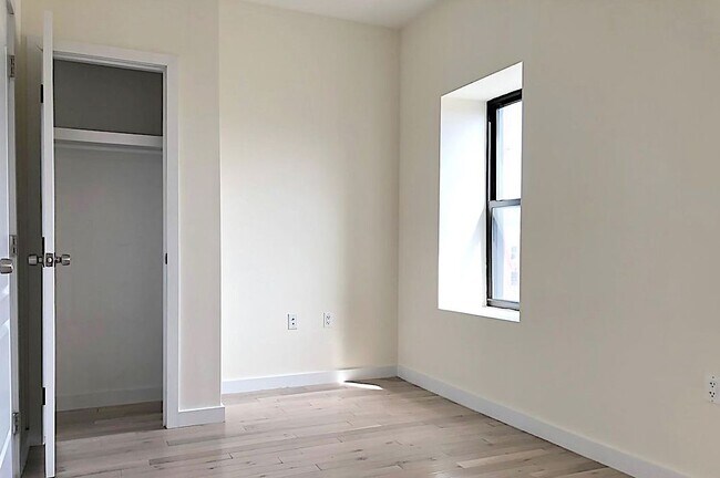 Foto del edificio - 655 Greene Ave