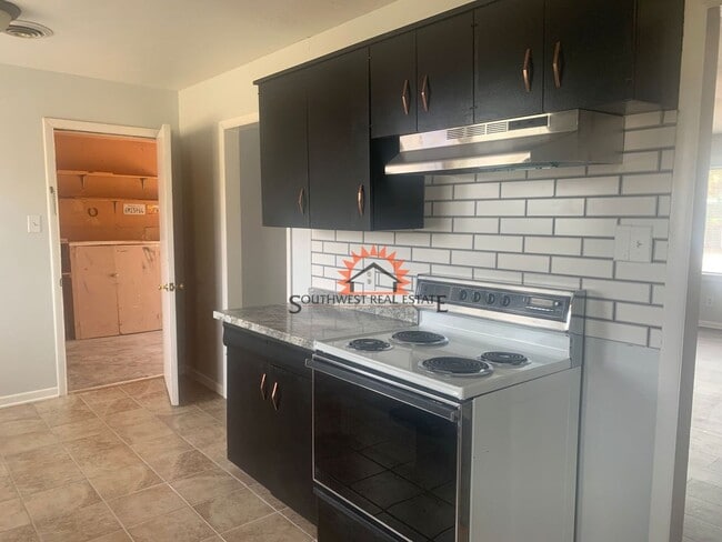 Building Photo - Beautiful 3 bedroom 2 bath home with a 1 car garage.available 4/1/25