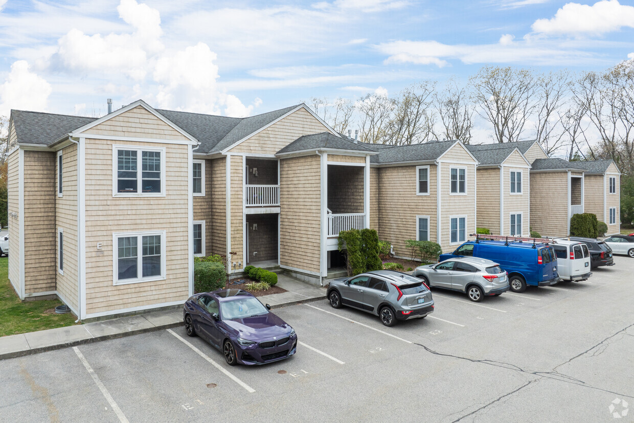 70 Turner St Warwick, RI 02886-3600 - Forest Pond Condominiums