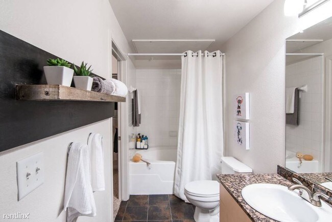 Foto del edificio - 1 br, 1 bath Apartment - 4207 Live Oak St