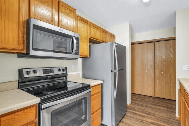 Foto del edificio - Spacious 3-Bed, 3.5-Bath Townhome with Attached Garage Overlooking Clearwater Park