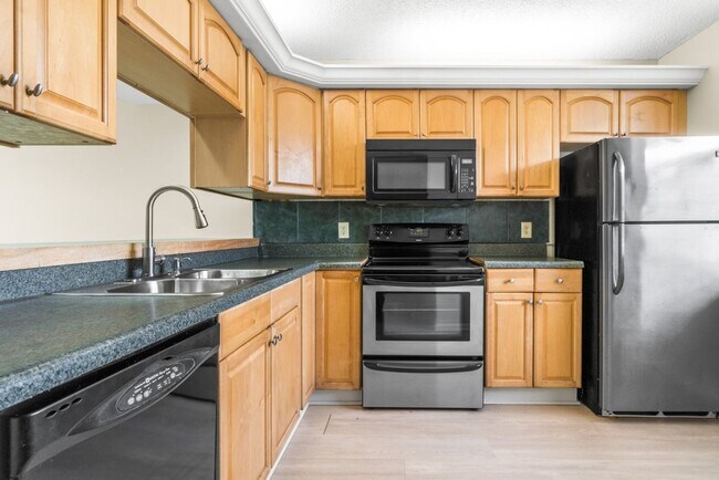 Foto del edificio - Spacious 2BR/2BA Condo at Whitehall - West Palm Beach
