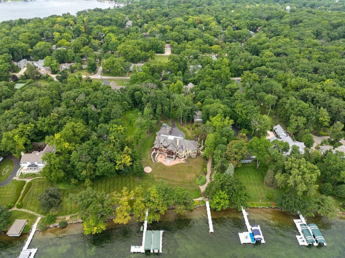 Primary Photo - Williams Bay Lakefront Living Furnished Ho...