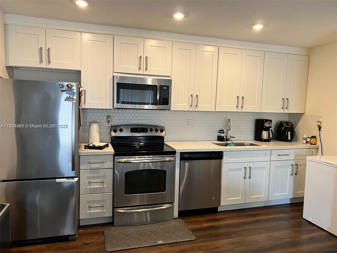 Foto principal - $4460 nw 79th Ave #2A